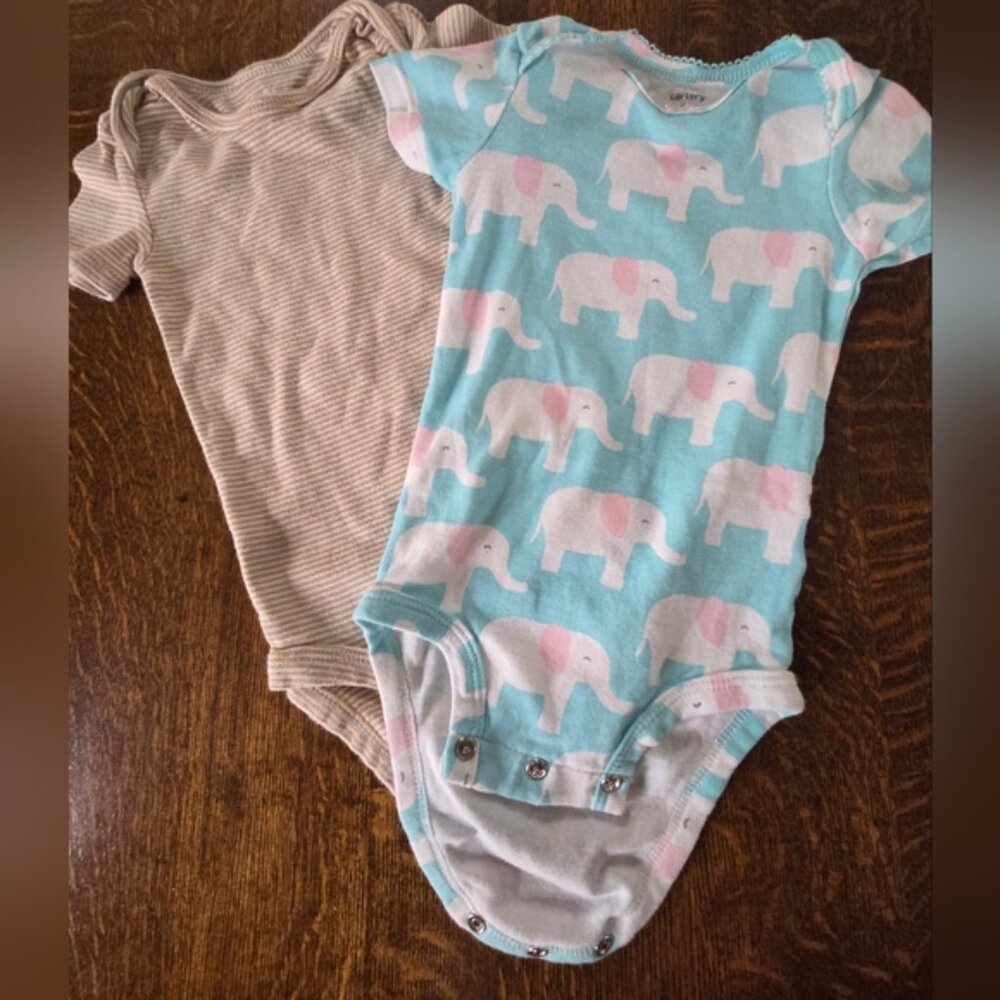 12 Month Tops and Bottoms: 3 Onesies and Blue Stretch Leggings/Ruffled Shorts - Picture 8 of 12